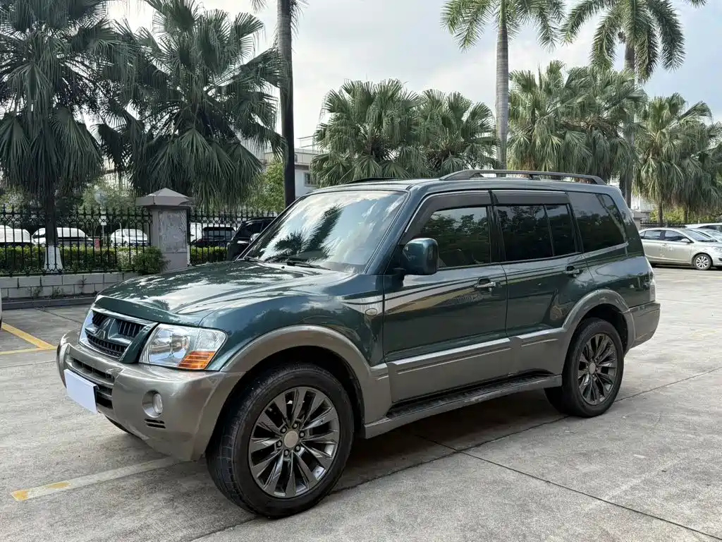 MITSUBISHI PAJERO