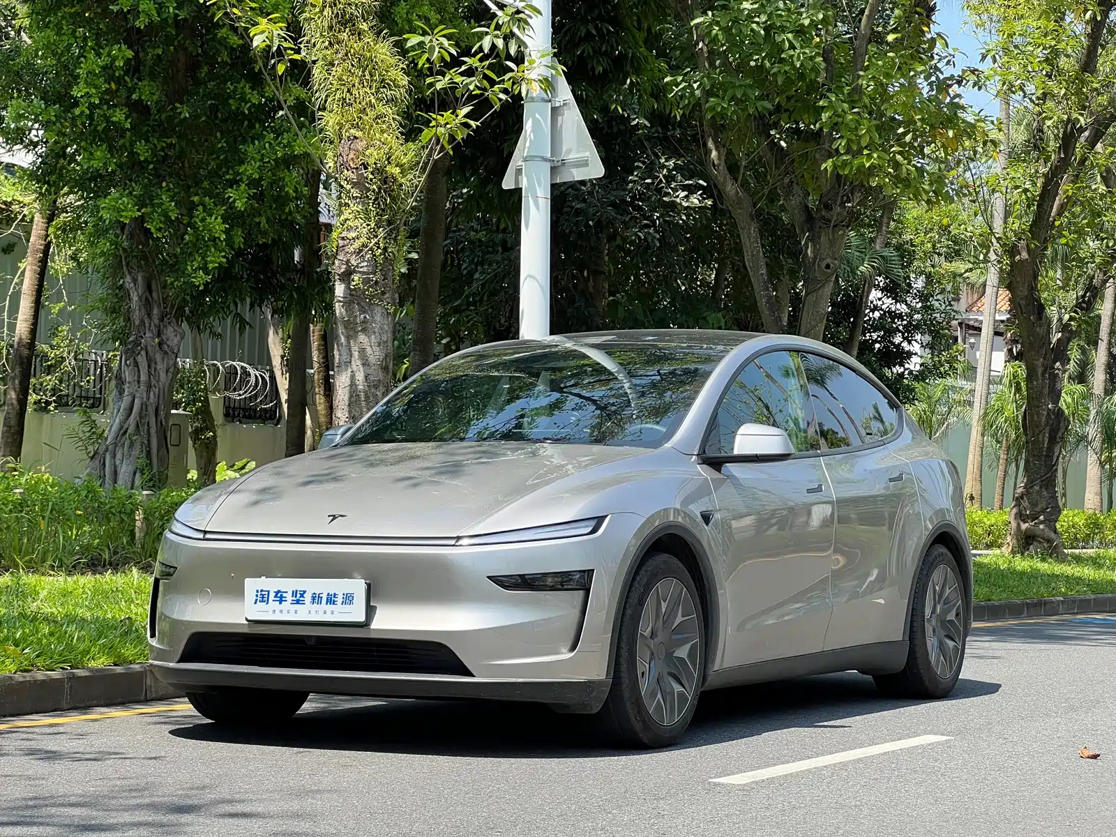 TESLA MODEL Y L