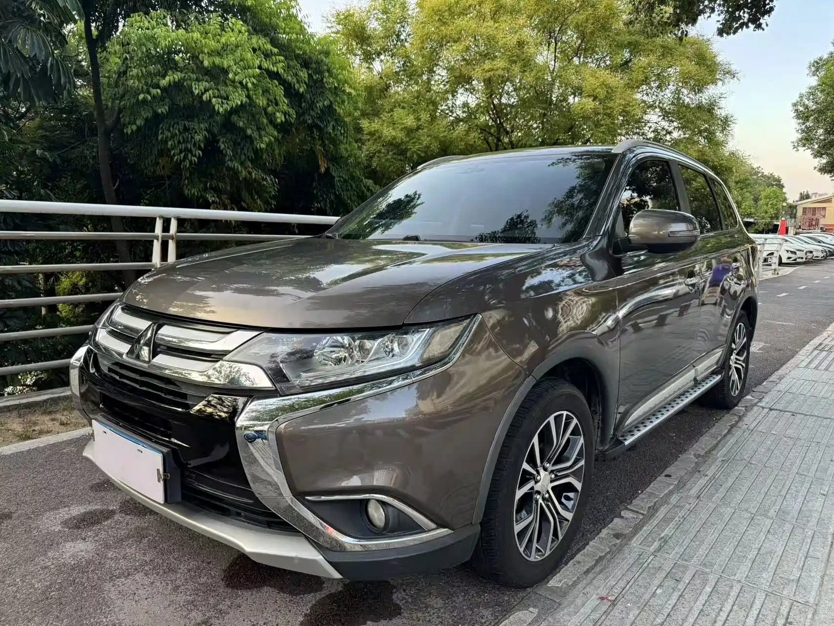 MITSUBISHI OUTLANDER