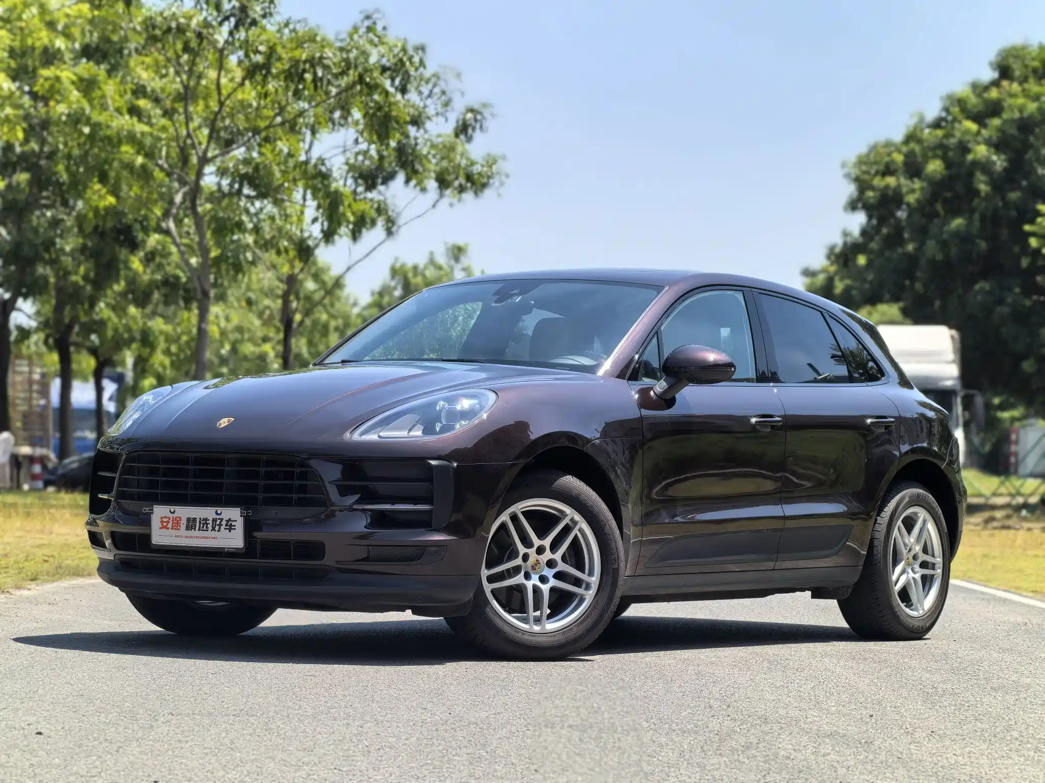 PORSCHE MACAN