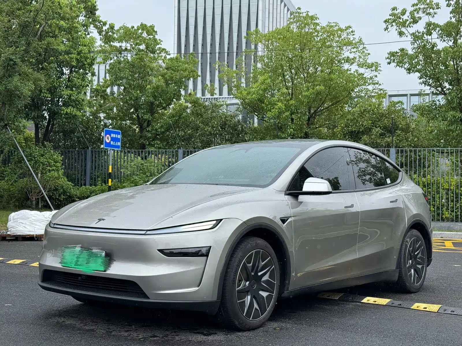 TESLA MODEL Y L