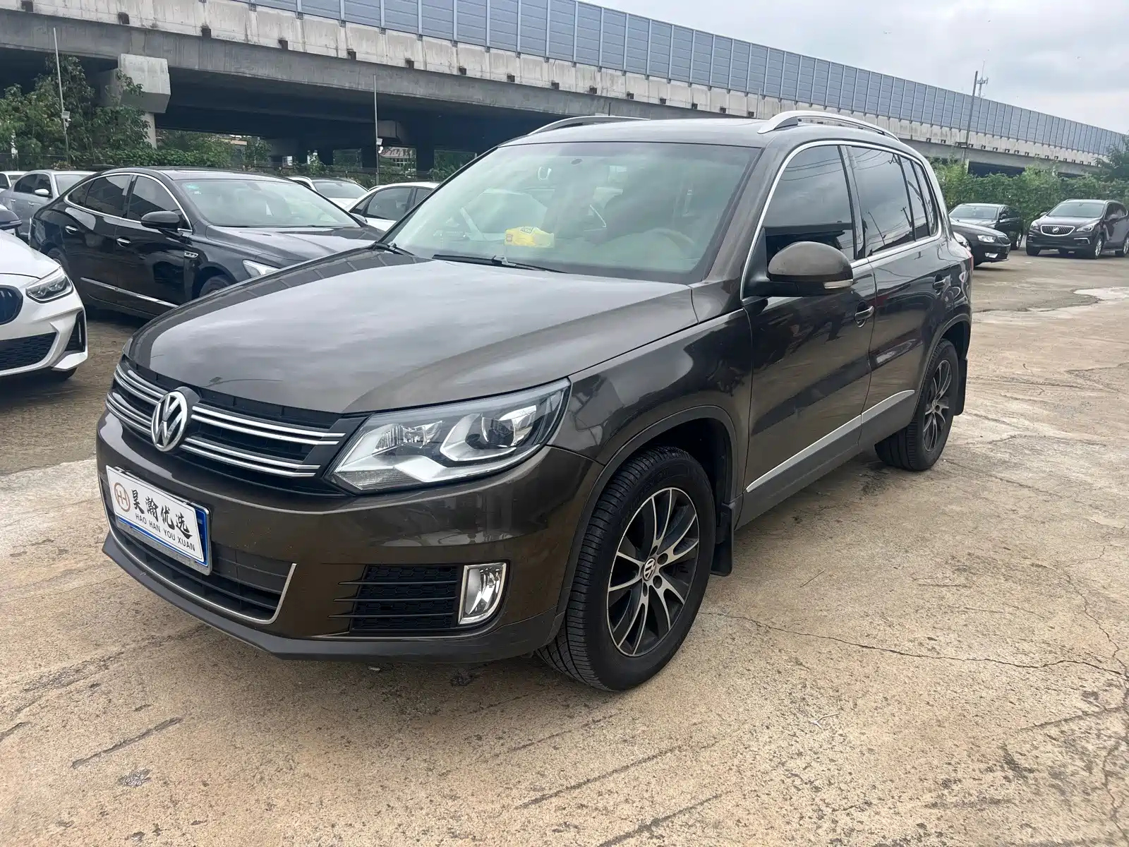 VOLKSWAGEN TIGUAN