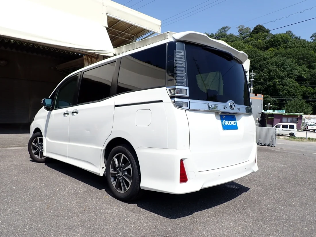 TOYOTA VOXY
