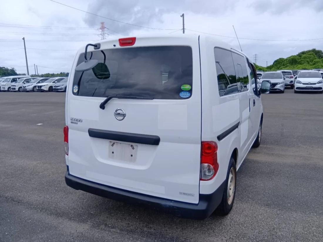 NISSAN NV200
